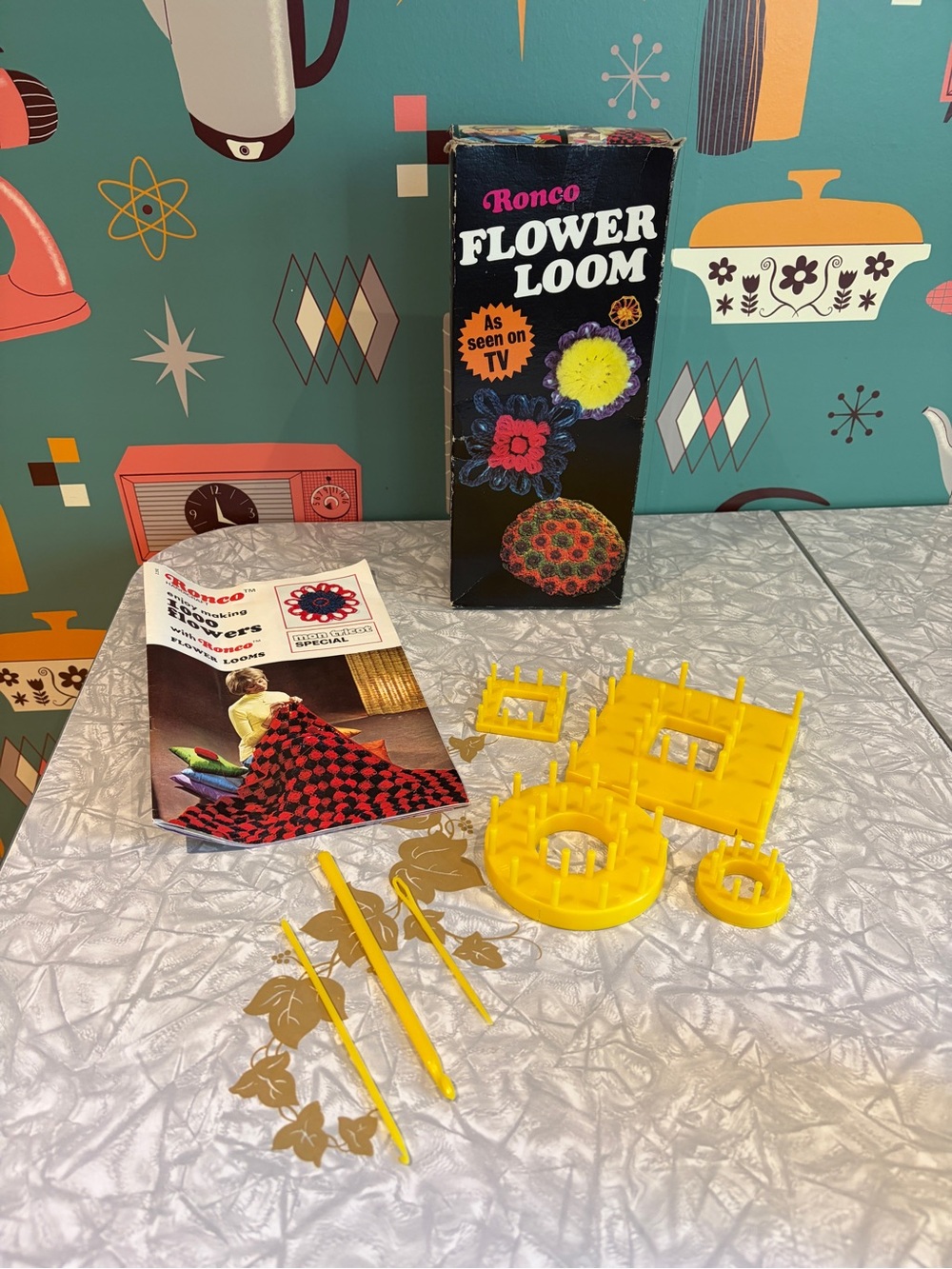 Vintage Ronco Flower Loom Kit 4 Instructions, Tools, Box. See photos.